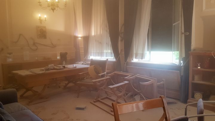 Την Πέμπτη 29 Οκτωβρίου 2020 και ώρα 11:30, ομάδα 15 κουκουλοφόρων εισέβαλε στο γραφείο του Πρύτανη του Οικονομικού Πανεπιστημίου Αθηνών και προξένησε εκτεταμένες καταστροφές στα γραφεία, στους τοίχους, στα έπιπλα και στον εξοπλισμό της Πρυτανείας. Πριν αποχωρήσουν άσκησαν σωματική βία στον Πρύτανη, τον απείλησαν και τον εξύβρισαν.