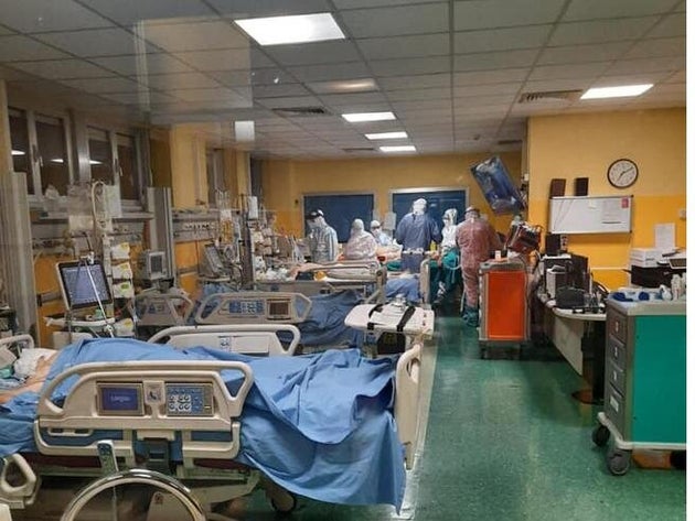 Il primario invita negazionisti a "tour" in reparto Covid: "Vi tengo un letto col ventilatore" | L'HuffPost