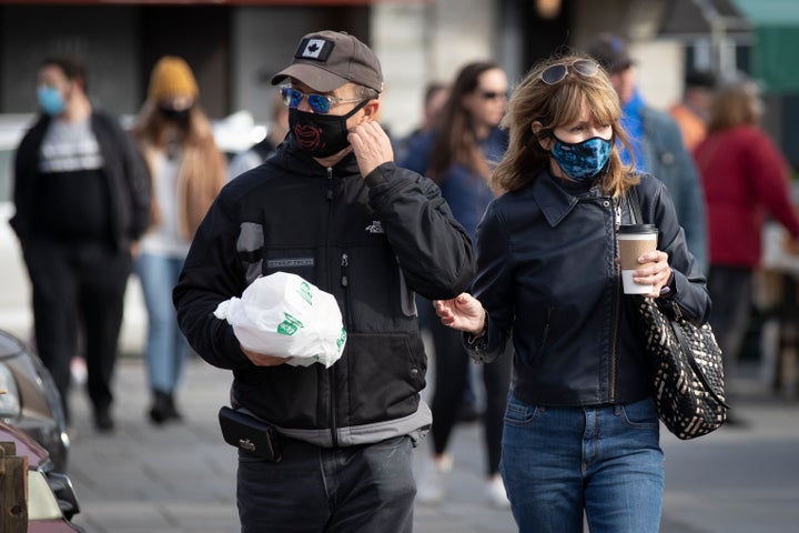 Canadians are confident their community is following pandemic rules — such as wearing masks — to prevent the spread of COVID-19, according to a new poll.