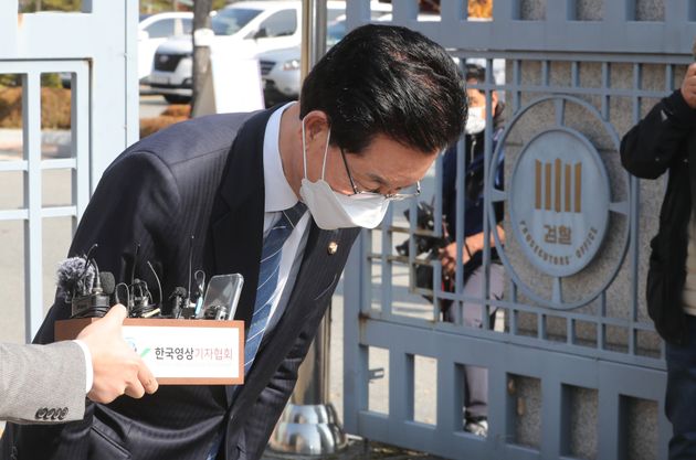 In front of the Cheongju District Prosecutor's Office, Representative Jeong Jeong-soon (equivalent to Cheongju) of the National Assembly and the Democratic Party, who had an arrest warrant issued for violating the Public Officials Election Law, greeted reporters prior to voluntary attendance on the morning of October 31