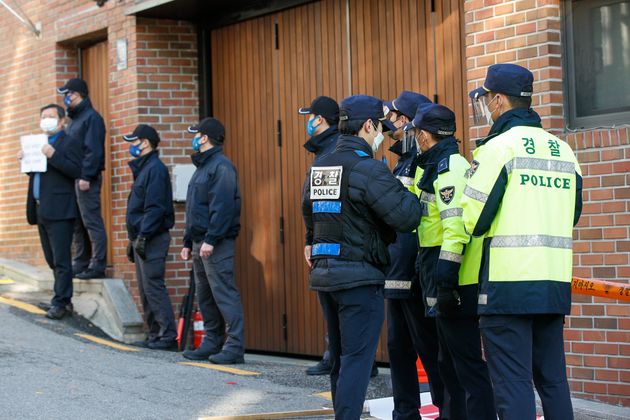 Before former President Lee Myung-bak was arrested, the police waited outside his house