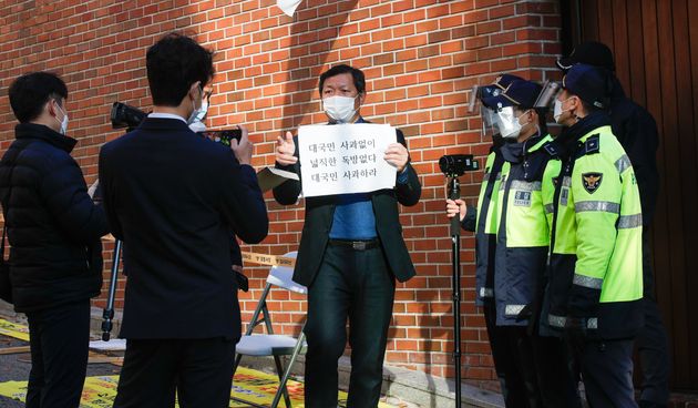 YouTuber in front of former President Lee Myung-bak's house demands MB's apology