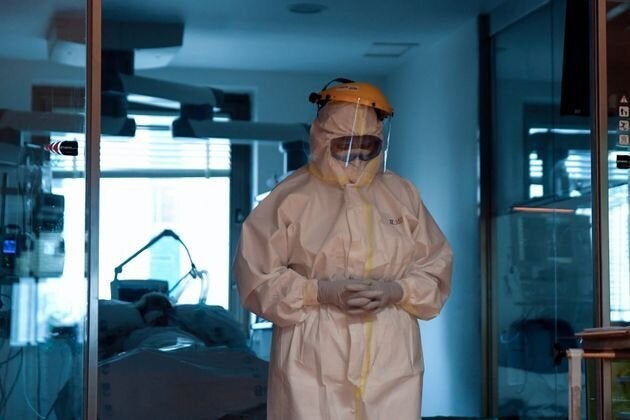 Una sanitaria en la UCI del Hospital Ramón y Cajal de Madrid, después de atender a un paciente de coronavirus el 14 de abril de 2020.