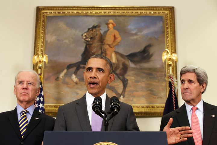11 Φεβρουαρίου 2015 Ο Ομπάμα με τον Τζο Μπάιντε στα αριστερά του και τον τότε Αμερικανό ΥΠΕΞ Τζον Κέρι