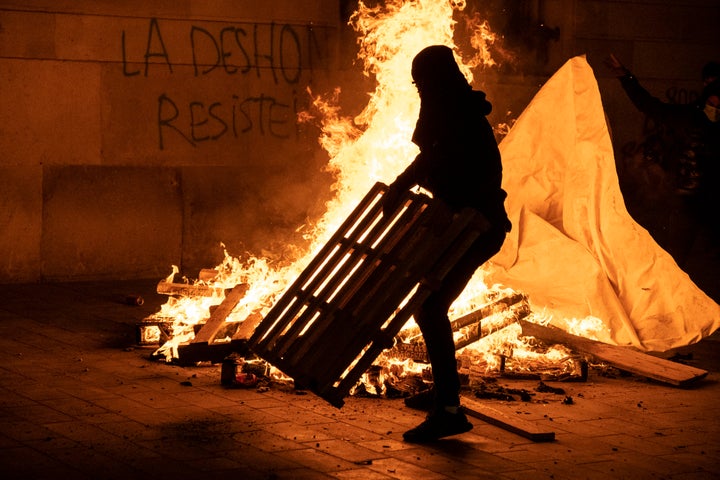 Un participante en los recientes disturbios nocturnos contra las medidas puestas en marcha por el Gobierno para mitigar los efectos de la pandemia.