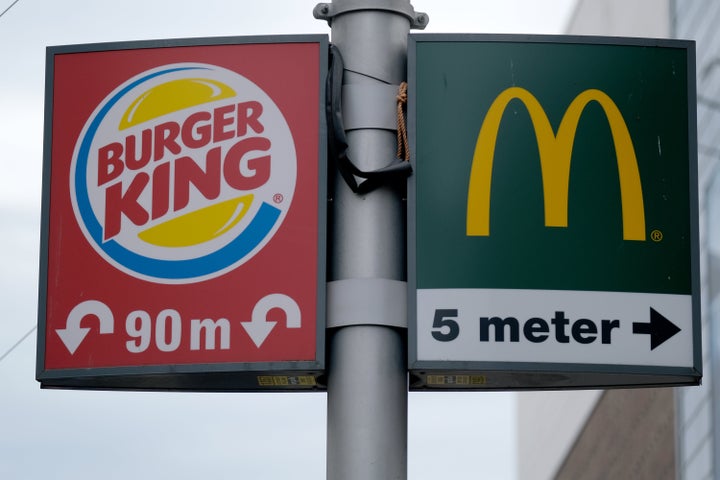 Dos carteles de las cadenas de comida rápida Burger King y McDonald's en La Haya, Países Bajos.