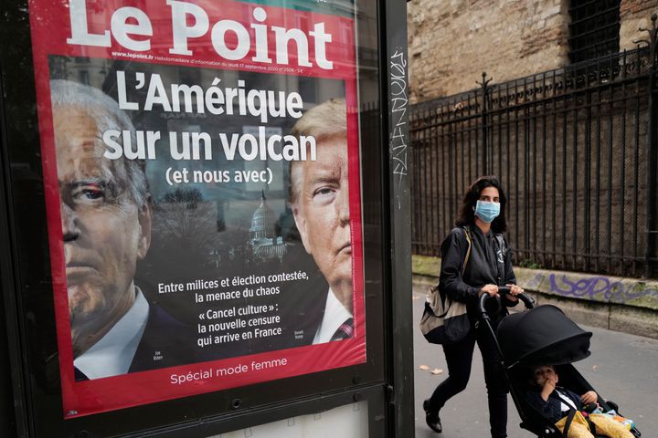 Φωτογραφία αρχείου (30 Σεπτεμβρίου 2020) Φωτογραφία στην εβδομαδιαία γαλλική εφημερίδα Le Point με τους δύο υποψήφιους για την Αμερικανική προεδρία και τίτλο «Η Αμερική σε ηφαίστειο, (και εμείς το ίδιο)»