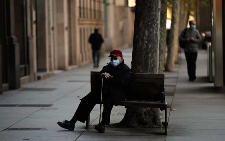Una persona, en una calle de Madrid.