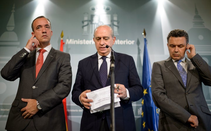 Jorge Fernández Díaz (centro), con Francisco Martínez (izquierda) y Conrado Escobar (derecha), en una rueda de prensa de 2015.