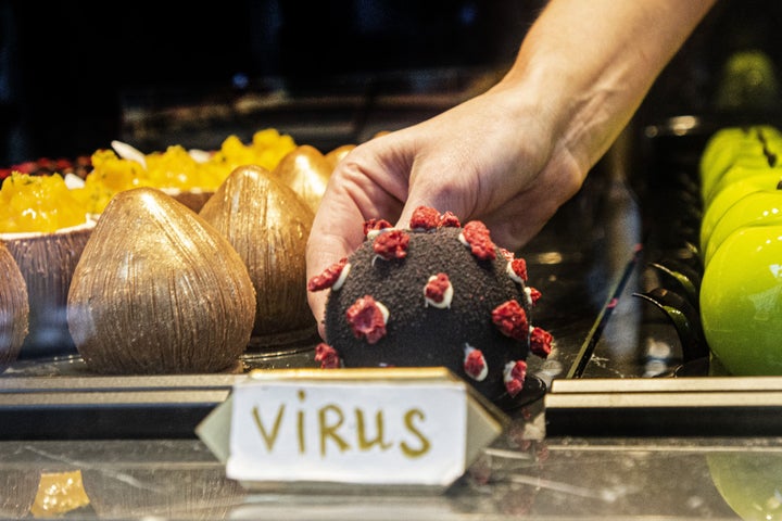 Una pieza de repostería en forma de coronavirus.