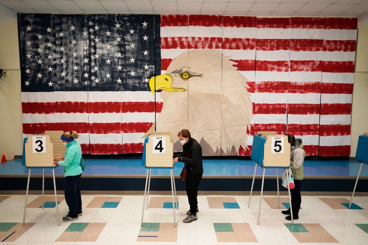 Votantes en un colegio electora de Midlothian, Texas
