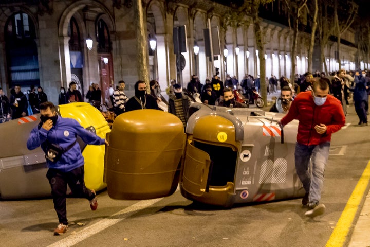 Participantes en los disturbios contra las medidas para mitigar los efectos de la pandemia, en Barcelona.