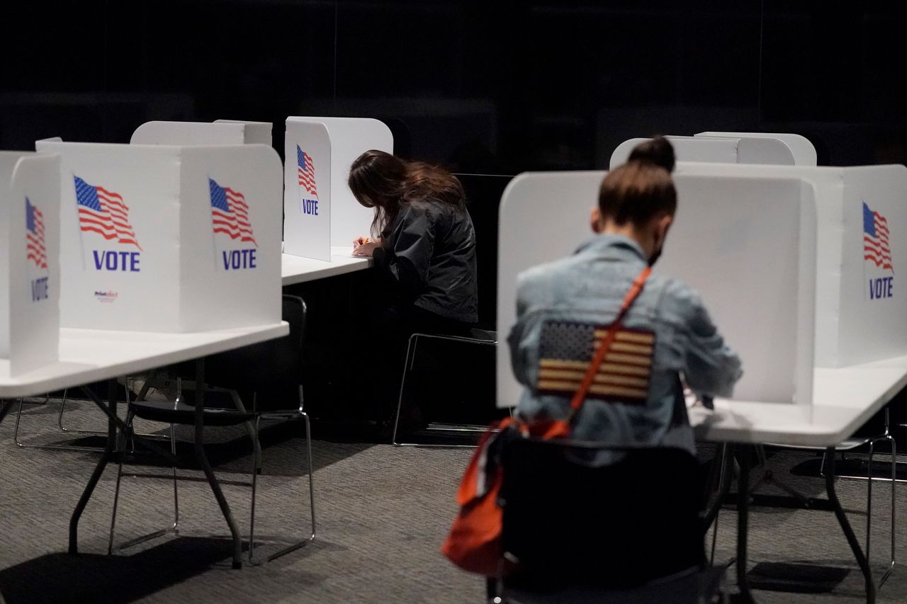 Πολίτες στο Κάνσας Σίτι του Μιζούρι ψηφίζουν στο εκλογικό κέντρο που έχει διαμορφωθεί στο Εθνικό Μουσείο του Ά Παγκοσμίου Πολέμου.