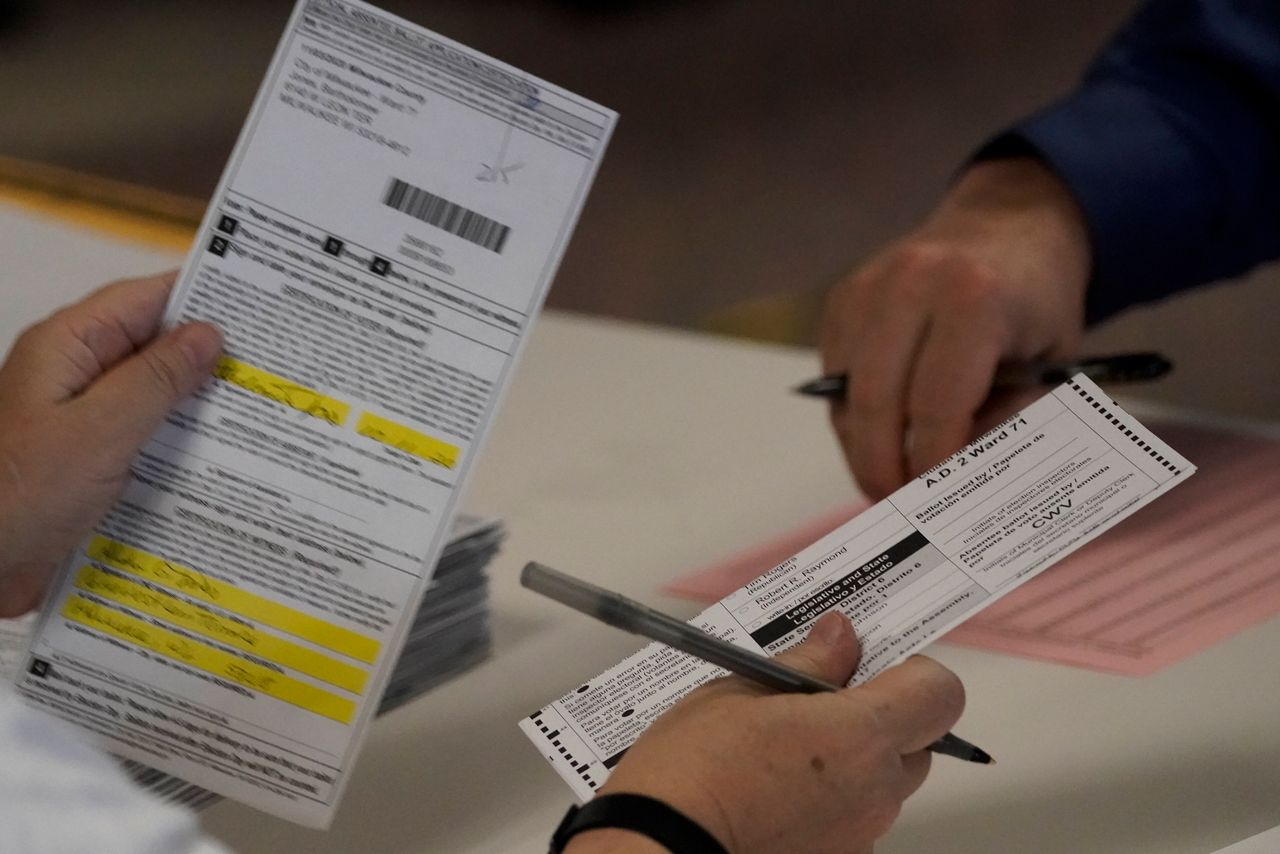 Εκλογικοί αντιπρόσωποι μετράνε ψηφοδέλτια στην κομητεία Μιλγουόκι.
