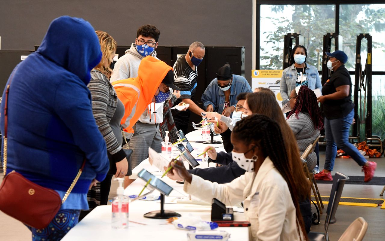Ψηφοφόροι περιμένουν να παραλάβουν τα ψηφοδέλτια τους στο εκλογικό κέντρο στο Χάουτον Παρκ, στο Λονγκ Μπιτς της Καλιφόρνια.