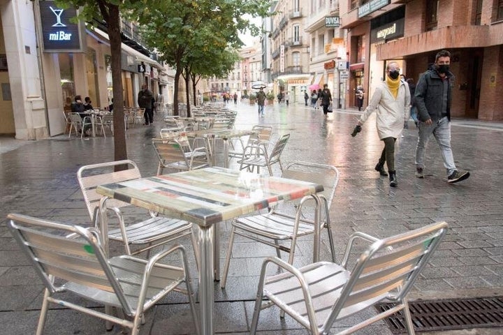 Una terraza, prácticamente vacía en una calle comercial