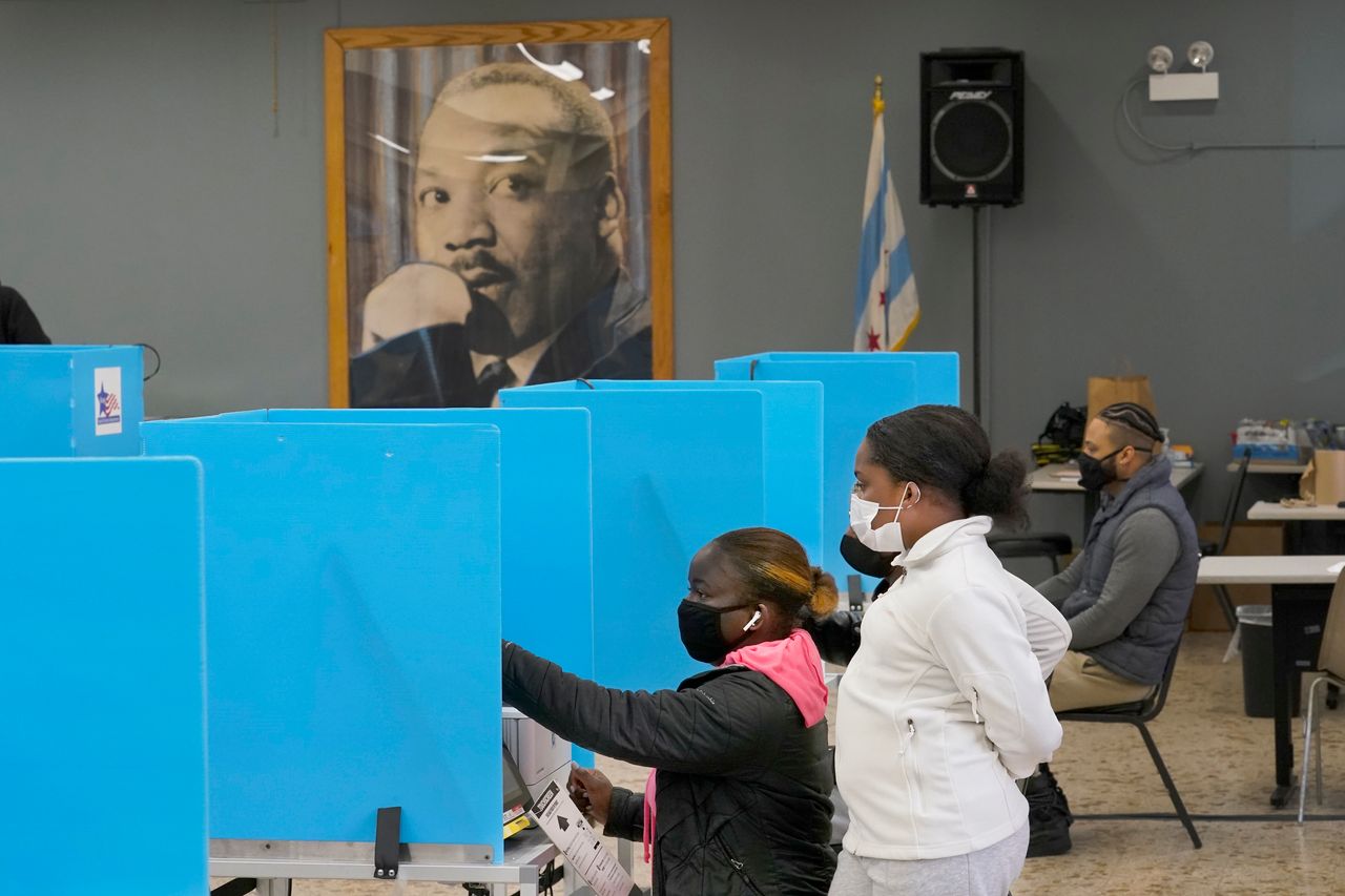 Πολίτες στο Μπρόνζβιλ στο Σικάγο, ψηφίζουν σε εκλογικό κέντρο υπό το βλέμμα του Μάρτιν Λούθερ Κινγκ.