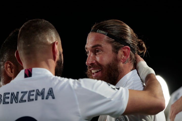 Ramos y Benzema se abrazan en uno de los goles