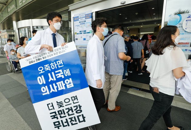 전공의들이 무기한 파업을 지속하기로 한 31일 서울 종로구 서울대병원 본관 앞에서 전문의들이 정부가 추진하고 있는 의대 정원 확대, 공공의대 설립 등을 반대하며 1인 피켓 시위를 하기위해...