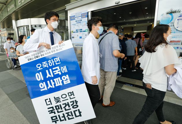 전공의들이 무기한 파업을 지속하기로 한 31일 서울 종로구 서울대병원 본관 앞에서 전문의들이 정부가 추진하고 있는 의대 정원 확대, 공공의대 설립 등을 반대하며 1인 피켓 시위를 하기위해...