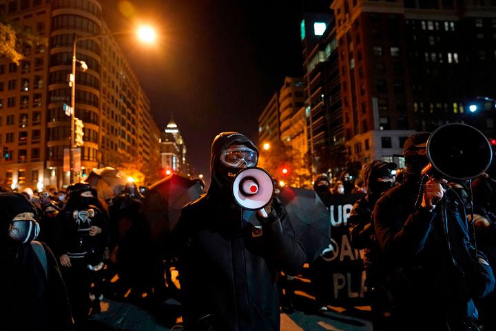 Διαδηλωτές της Antifa και του Black Block κοντά στον Λευκό Οίκο το βράδυ της Τρίτης.