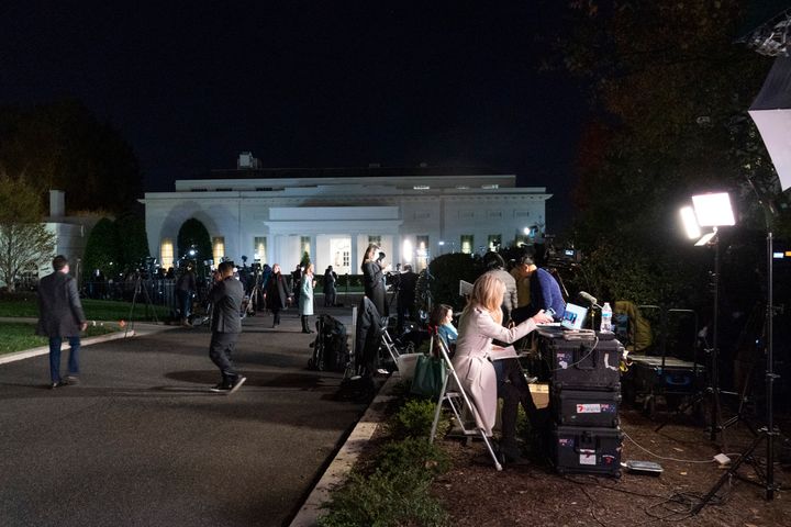 Δημοσιογράφοι το βράδυ των εκλογών έξω από τον Λευκό Οίκο