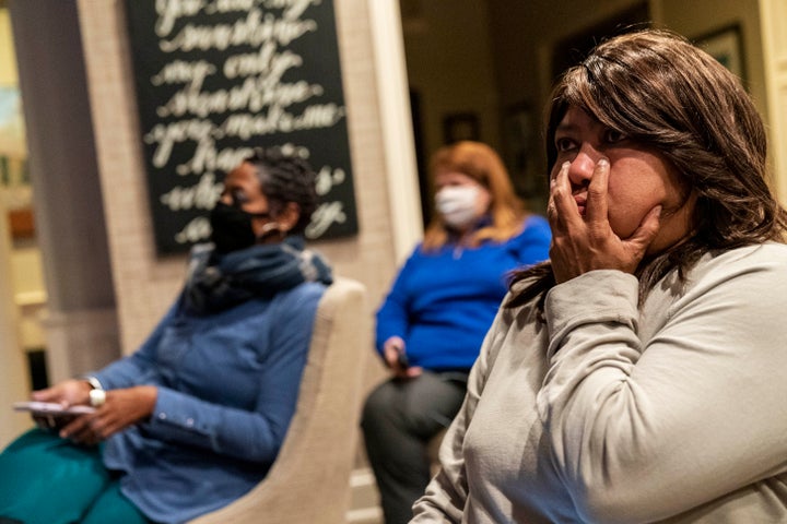 Une supportrice de Joe Biden regarde les premiers résultats de l'élection présidentielle américaine depuis Bloomfield Hills, dans le Michigan, ce 3 novembre.