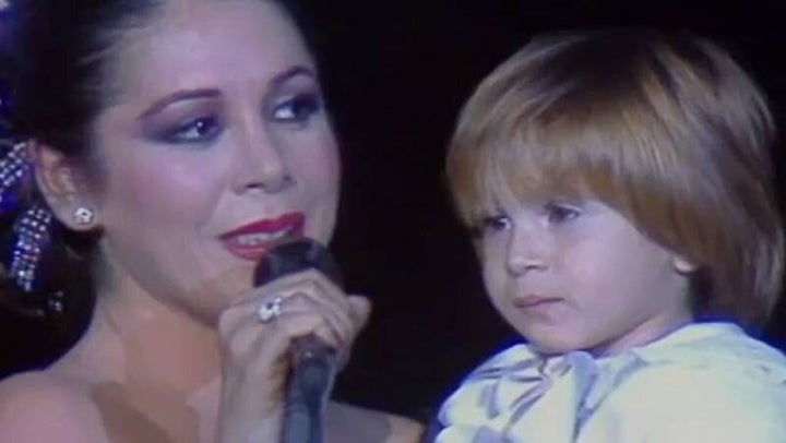 Pantoja saca al escenario a su hijo de tres años en en 1985, en un concierto celebrado en el Teatro Lope de Vega de Madrid con la reina Sofía como invitada de honor.