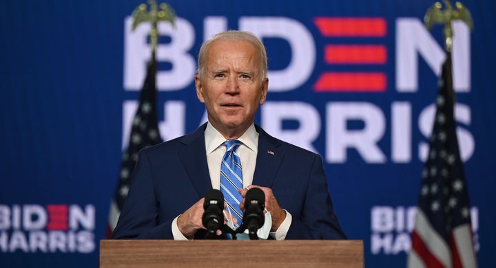 開票作業が進む中、支持者の前に姿を表したバイデン氏(2020年11月4日)