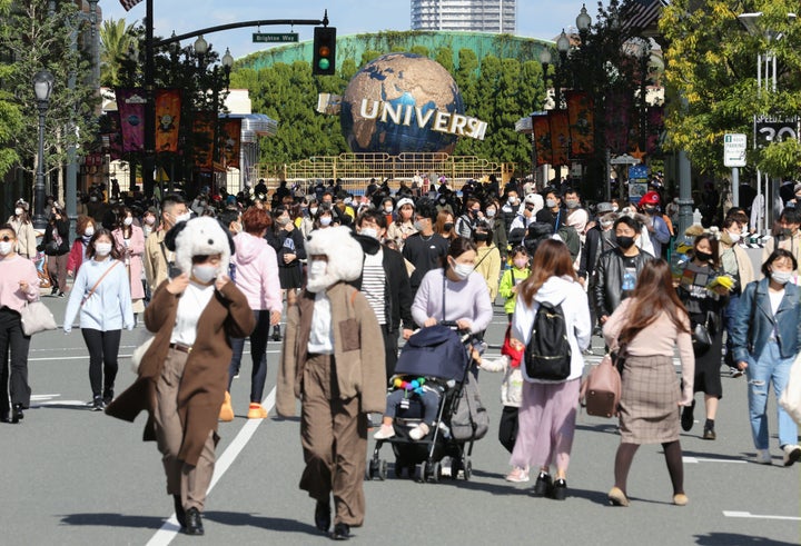 「GoToイベント」事業の初日、多くの来場者でにぎわうユニバーサル・スタジオ・ジャパン（USJ）＝11月4日、大阪市此花区 