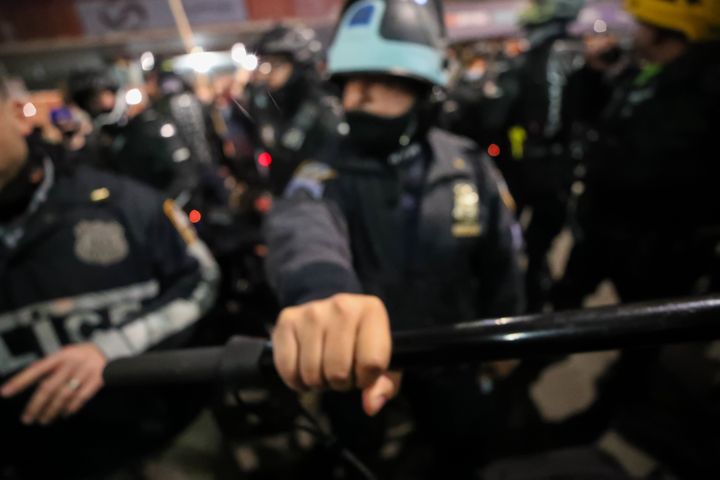 Νέα Υόρκη 4 Νοεμβρίου 2020 - Αστυνομικοί συγκρούονται με διαδηλωτές