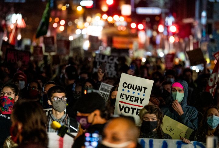 Διαδηλωτές στην Μινεάπολη απαιτούν την καταμέτρηση όλων των ψήφων (4 Νοεμβρίου 2020)