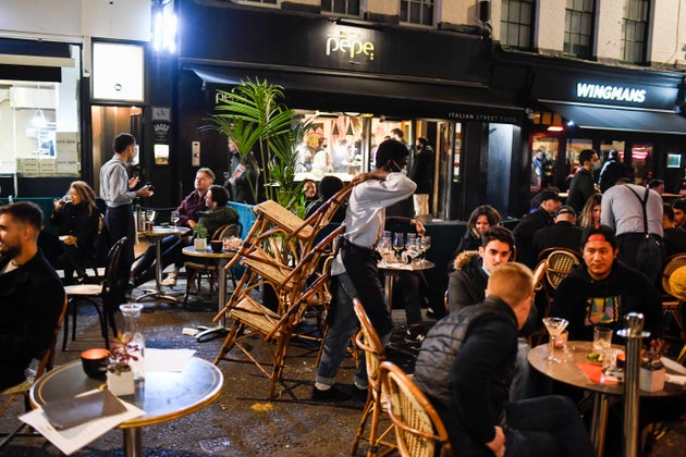 Στους δρόμους και στις παμπ ξεχύθηκαν οι Λονδρέζοι την τελευταία νύχτα πριν το