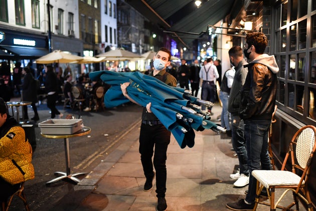 Στους δρόμους και στις παμπ ξεχύθηκαν οι Λονδρέζοι την τελευταία νύχτα πριν το
