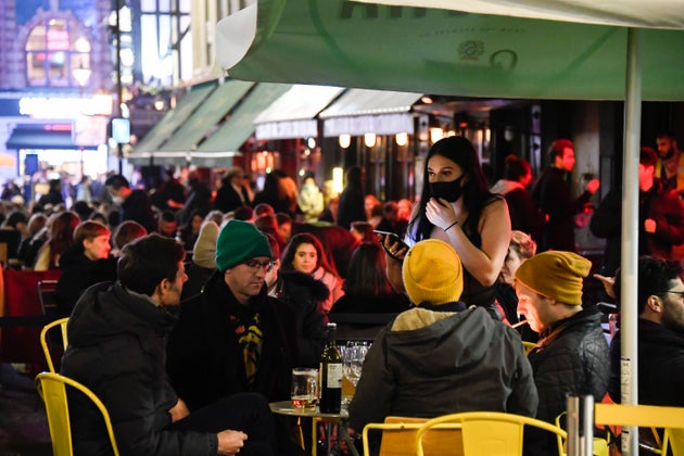 Στους δρόμους και στις παμπ ξεχύθηκαν οι Λονδρέζοι την τελευταία νύχτα πριν το