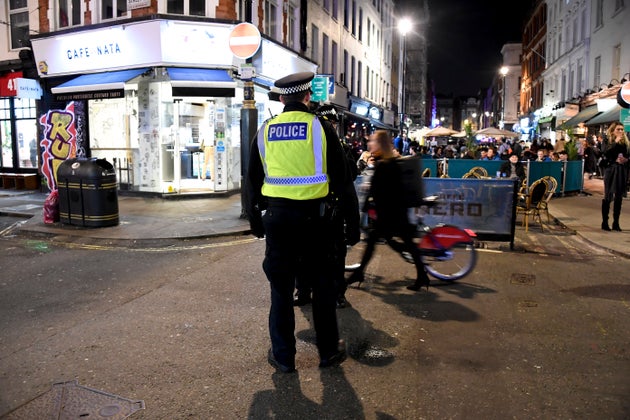 Στους δρόμους και στις παμπ ξεχύθηκαν οι Λονδρέζοι την τελευταία νύχτα πριν το