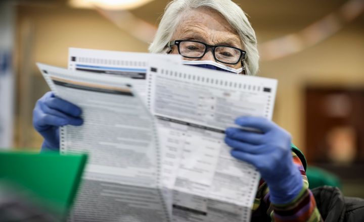 À Denver, dans le Colorado, la juge élection Bonnie Carr vérifie des bulletins le 3 novembre 2020: (Photo by Marc Piscotty/Getty Images)