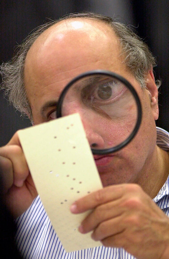Un ayudante judicial, repasando fotos en Fort Lauderdale, Florida, el 24 de noviembre de 2000.