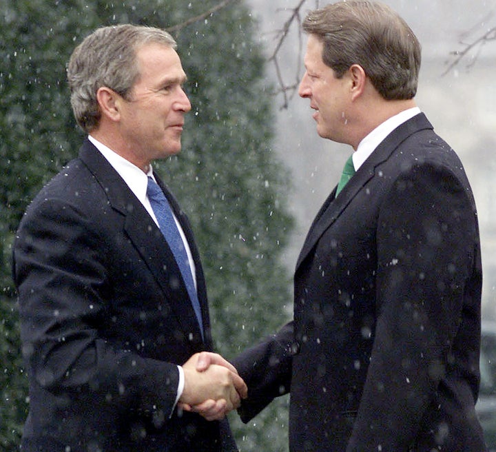 George W. Bush, presidente electo en ese momento, saluda al entonces vicepresidente de EEUU y su adversario a la presidencia, Al Gore, el 19 de diciembre de 2000, en Washington.
