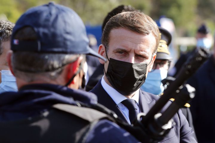 Ο Γάλλος πρόεδρος Εμανουέλ Μακρόν μιλά σε αστυνομικούς κατά τη διάρκεια επίσκεψης στα σύνορα μεταξύ Γαλλίας και Ισπανίας, καθώς ανακοίνωσε ότι ο αριθμός των συνοριοφυλάκων θα διπλασιαστεί σε 4.800 από 2.400 "λόγω της επιδείνωσης της απειλής" από την τρομοκρατία. - Ο Μακρόν είπε ότι θα εντείνει την ασφάλεια των συνόρων μετά από τις τρομοκρατικές επιθέσεις, συμπεριλαμβανομένης αυτής σε εκκλησία της Νίκαιας για την οποία συνελήφθηε ένας Τυνήσιος μετανάστης. (Photo by Guillaume HORCAJUELO / POOL / AFP) (Photo by GUILLAUME HORCAJUELO/POOL/AFP via Getty Images)