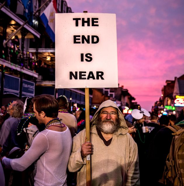 'El fin está cerca', un hombre carga una pancarta en Nueva