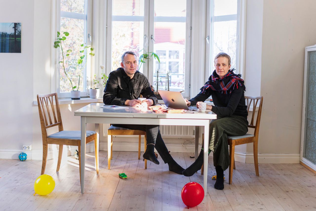 Anja and Tomas Örn, two artists, relax in their living room. They live in Svartöstaden and, like many residents, they harbor mixed feelings towards SSAB.