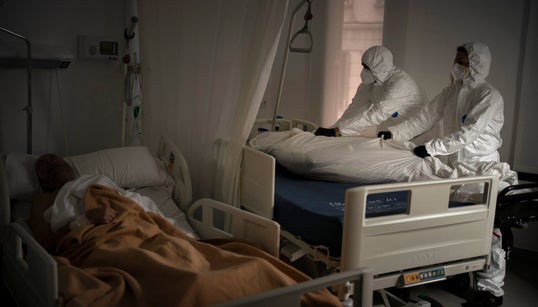 Una foto-puñetazo: la imagen viral que refleja el drama del coronavirus en las residencias de