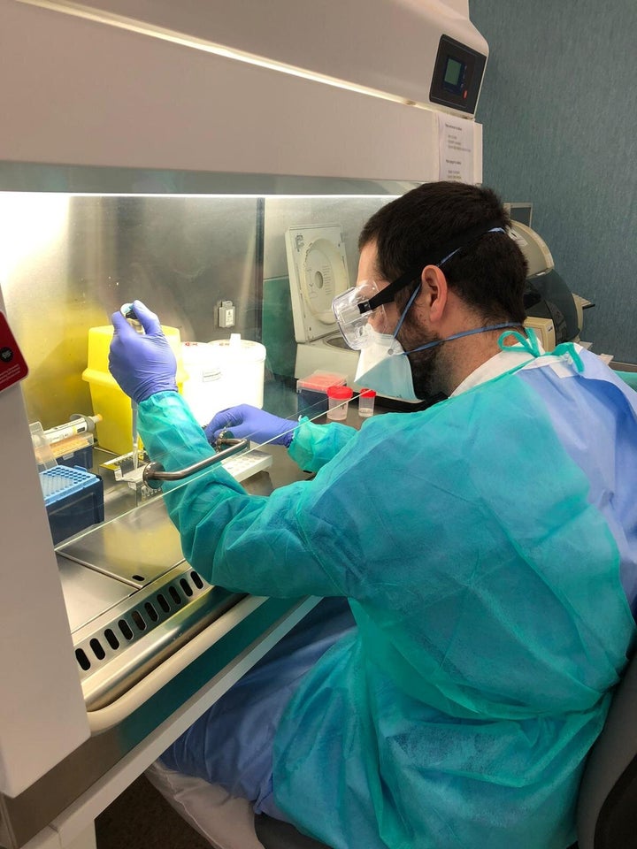 Técnico sanitario haciendo una PCR