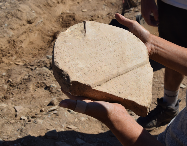 Η επιγραφή που σχετίζεται με τον πειρατή Γλαυκέτη που είχε καταλάβει την Κύθνο στα τέλη του 4ου π.Χ. αιώνα