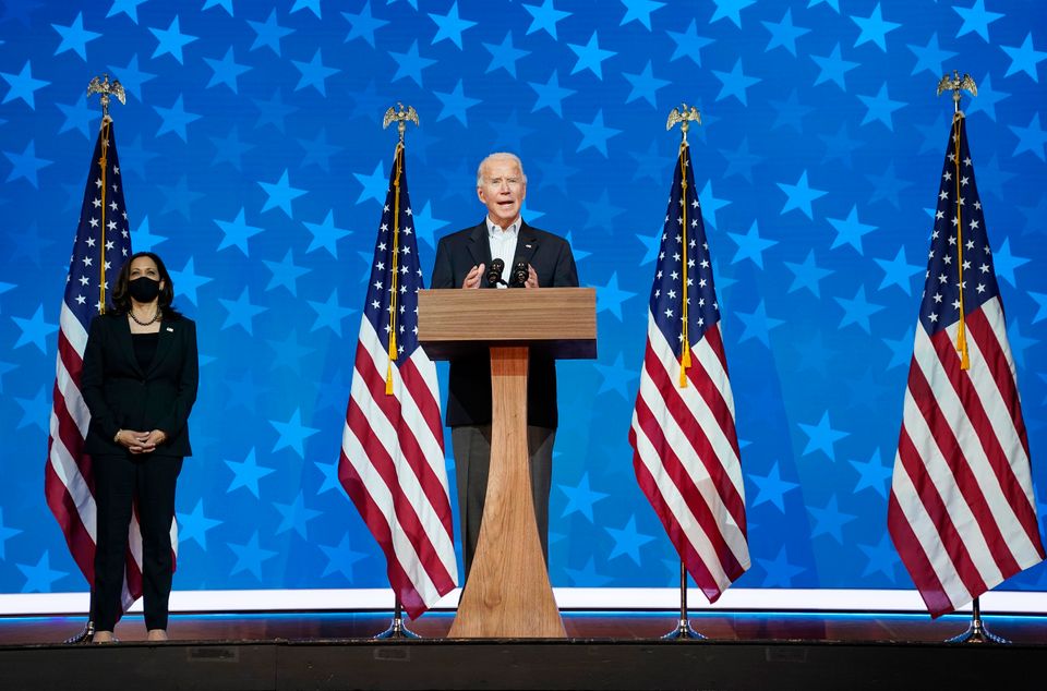민주당 조 바이든 후보가 부통령 후보 카말라 해리스와 함께 기자회견을 열어 개표 결과를 침착하게 지켜볼 것을 당부하고 있다. 윌밍턴, 델라웨어. 2020년