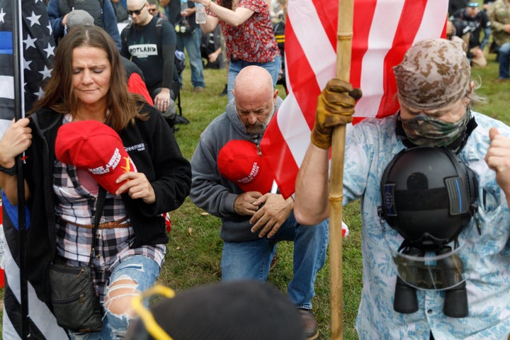 Miembros del grupo supremacista proTrump de los 'Proud Boys' en un acto en Oregon, el 26 de septiembre.