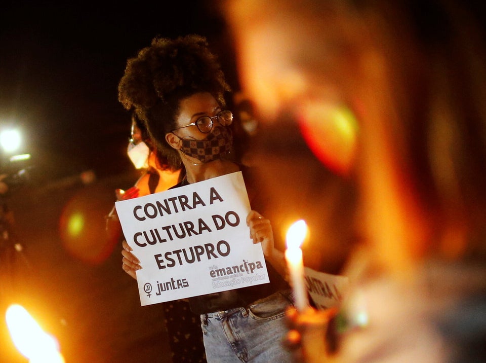 Mulher participa de protesto exigindo segurança para mulheres, justiça para vítimas...