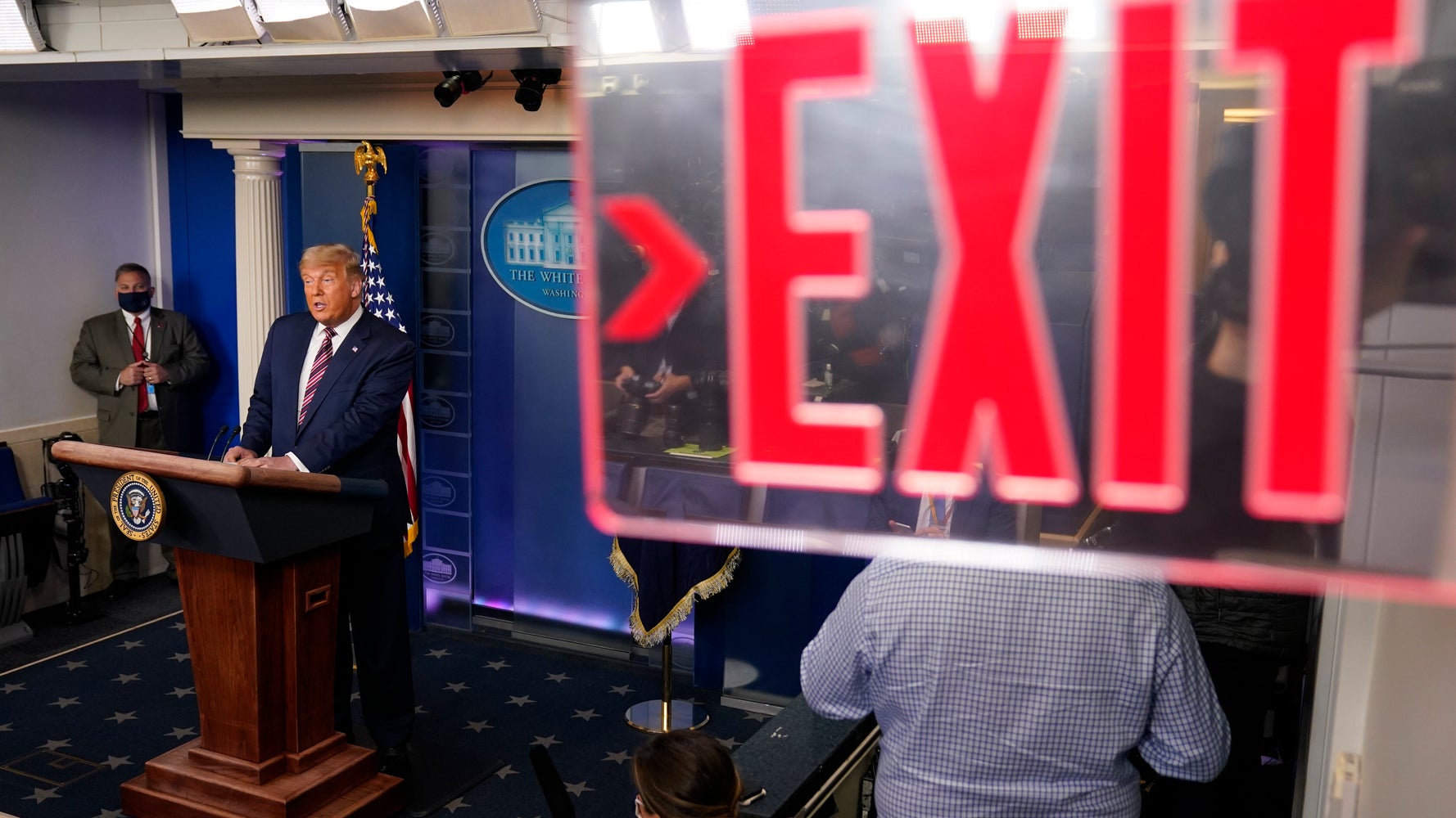 トランプ大統領の記者会見 写真の構図が秀逸すぎると話題に アメリカ大統領選挙 ハフポスト トランプ大統領の記者会見 写真の構図が秀逸すぎると話題に アメリカ大統領選挙 ハフポスト