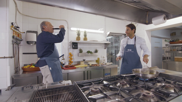 Bertín Osborne, comiendo con Rafa Nadal y sus amigos en 'Mi Casa Es La Tuya'